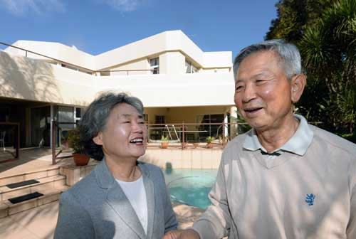 황재길 대표가 부인과 함께 집에서 즐겁게 대화하고 있다.