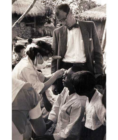 정확한 시기는 알 수 없지만 무의촌 진료에 동행한 마펫 원장이 조금은 걱정스러운 듯이 환자를 바라보고 있다. 계명대 동산의료원 제공