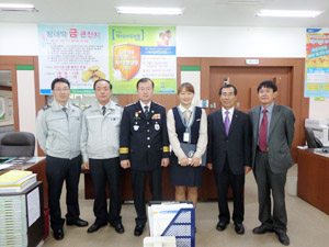 18일 보이스피싱을 막은 예천 지보농협 현은희(오른쪽에서 세 번째) 과장이 예천경찰서장으로부터 감사장을 받았다. 예천경찰서 제공
