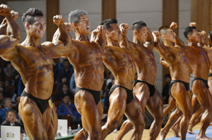 20일 인천시 연수구청 대강당에서 열린 제94회 전국체육대회 보디빌딩 일반부 라이트미들급(80kg) 경기에 출전한 김종원(왼쪽에서 두번째)이 규정 포즈를 취하고 있다. 우태욱기자 woo@msnet.co.kr