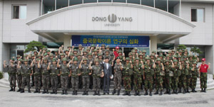 지난 7월 입영훈련을 앞둔 동양대 213학군단 사관후보생들이 신고식을 가졌다.(중앙 최성해 총장, 오른쪽 허정숙 단장). 동양대 제공