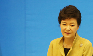 박근혜 대통령이 23일 오전 청와대에서 열린 지방자치발전위원회 제1차 회의에서 인사말을 마친 뒤 자리로 향하고 있다.