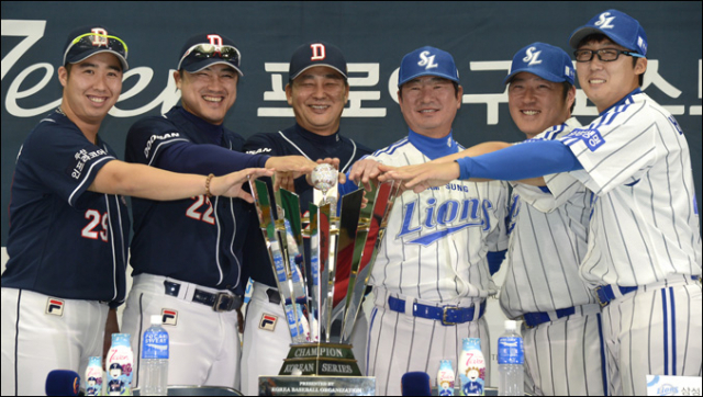 23일 대구시민체육관에서 열린 2013 프로야구 한국시리즈 미디어데이에서 삼성 라이온즈와 두산 베어스 양팀 감독과 선수들이 우승 트로피 앞에서 선전을 다짐하고 있다. 왼쪽부터 두산 유희관, 홍성흔, 김진욱 감독, 삼성 류중일 감독, 최형우, 배영수. 우태욱기자 woo@msnet.co.kr