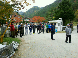 (재)불승종회유지재단 측이 고용한 경비용역업체 직원들이 현불사 입구에 바리케이드를 치고 출입자들을 통제하고 있다. 봉화경찰서 제공