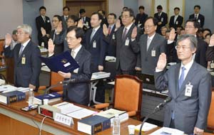 24일 오전 대구고등법원 대강당에서 열린 국회법제사법위원회 국정감사에서 김태천 대구가정법원장, 최우식 대구고법원장, 조희대 대구지법원장이(앞줄 왼쪽부터) 증인 선서를 하고 있다. 성일권기자 sungig@msnet.co.kr
