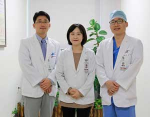 칠곡경북대병원 유방암센터 교수팀이 최근 발표한 조기 유방암의 재발을 예측할 수 있는 위험인자를 찾아내는 논문이 세계적 학술지에 실렸다. 채의수, 이수정, 박호용 교수.(왼쪽부터)