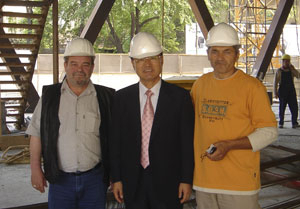 두바이 빌딩 건설 현장을 방문해 공사 책임자와 기념촬영을 하고 있는 권병하 회장.