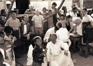 마펫 원장은 병원 경영에 주력했지만 환자들과 함께하는 모습도 자주 보였다. 사진 속 모습으로 미뤄볼 때 마펫 원장이 무의촌 진료 현장을 찾은 듯 하다. 계명대 동산의료원 제공