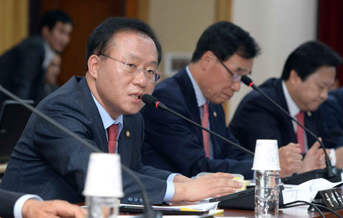 28일 오전 대구시청 대강당에서 열린 국회 안전행정위원회의 대구시청 국정감사에서 윤재옥 의원(대구 달서을)이 대구실내육상경기장 웜업시설 미비 등에 대해 시정질의를 하고 있다. 김태형기자 thkim21@msnet.co.kr