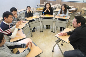 ▲영남이공대 학생들이 해외취업을 위한 영어회화 수업을 받고 있다.