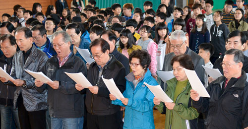 대구초등학교 6학년 9반 41회 졸업생들이 28일 모교를 찾아 후배들과 함께 교가를 합창하고 있다. 우태욱기자 woo@msnet.co.kr