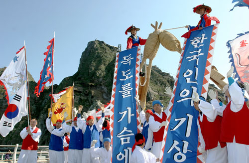 안동차전놀이보존회원 등 70여 명이 우리 땅 독도를 알리기 위해 29일 오전 독도 동도선착장에서 차전놀이를 펼치고 있다. 울릉