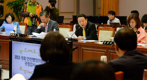 29일 오전 경북도청 대강당에서 열린 국회 안전행정위원회의 경북도청 국정감사에서 민주당 유대운 의원이 도정 질의를 하고 있다. 김태형기자 thkim21@msnet.co.kr