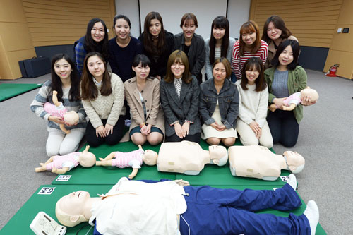 응급처치법 경연대회에서 주요 상을 휩쓴 대구보건대학교 재학생들. 사진 왼쪽부터 그룹별로 우수상 C팀, 가운데 대상 A팀, 오른쪽 동상 B팀.