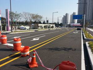 포항~경주 간 7번 국도상에 있는 포항시 남구 대이동 연일삼거리를 네거리로 변경하는 도로가 완공된 후 한 달이 넘도록 개통되지 못하고 있다. 신동우기자