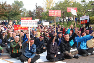 경산산업㈜의 석산 개발을 반대하는 경산시 남천면 석산개발반대대책위원회는 28일 경산시청 앞에서 궐기대회를 열어 신규 토석채취허가 불허 등을 요구하고 있다. 김진만기자