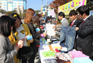 지난해 구미대 가을축제에서 총학생회가 아나바다 장터를 열고 있다. 구미대학교 제공