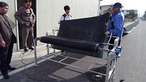 인삼재배농가와 시관계자가 지켜보는 가운데 수거작업을 시연해 보이고 있다. 영주시 제공