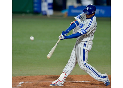 31일 대구시민야구장에서 열린 프로야구 한국시리즈 6차전 삼성 대 두산 경기. 삼성 채태인이 6회말 무사 1루에서 역전 2점 홈런을 때리고 있다. 성일권기자 sungig@msnet.co.kr