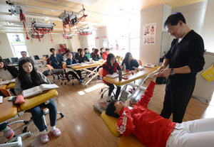 ▲대구보건대학교 물리치료과 실습실에서 마이클 김 교수가 수업을 하고 있다.
