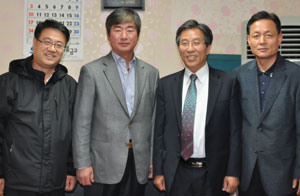 시즌 종료 후 첫 휴식을 위해 문경을 찾은 류중일(왼쪽에서 두 번째) 삼성 라이온즈 감독이 최주원(왼쪽 끝) 문경경찰서장과 고윤환(왼쪽에서 세 번째) 문경시장 등과 함께 기념촬영을 하고 있다. 문경시 제공