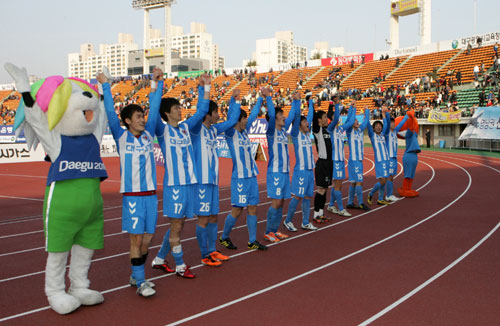 대구FC가 10일 오후 2시 대구시민운동장으로 홈구장을 옮겨 36라운드 경기를 치른다. 사진은 2011년 대구FC 선수들이 대구시민운동장에서 홈경기를 치른 후 관람객에게 인사하는 모습. 대구FC 제공