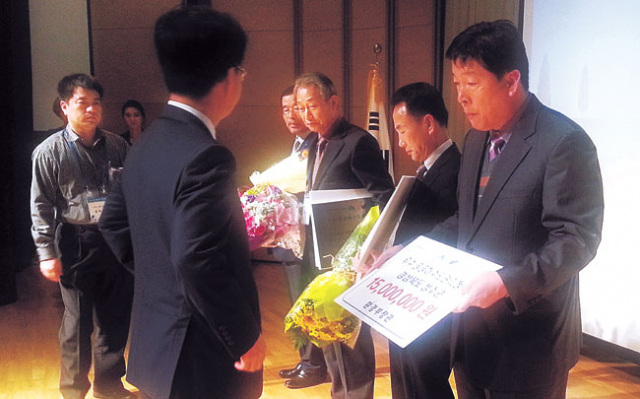 성주군은 7일 휘닉스아일랜드 제주에서 열린 2013년 하수도연찬회 행사에서 윤성규 환경부장관으로부터 우수기관 인증패와 포상금 1천500만원을 받았다. 성주군 제공