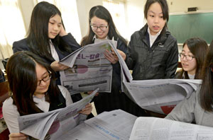 8일 대구 혜화여고에서 2014학년도 대학수학능력시험을 마친 3학년 수험생들이 수능문제지와 답안지를 보며 가채점을 하고 있다. 우태욱기자 woo@msnet.co.kr