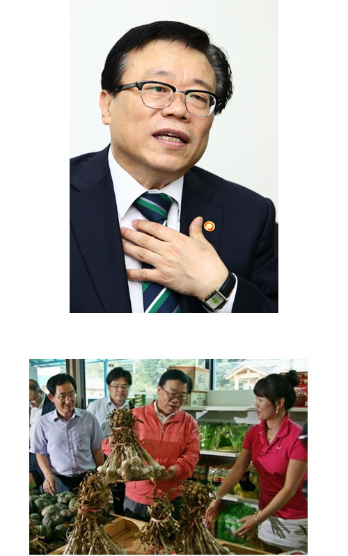 이동필 농림축산식품부 장관이 지난 8월 경북 농업경영인대회 참석 직전 예천의 한 농가를 방문해 농가 문제에 대한 의견을 청취했다. 농식품부 제공