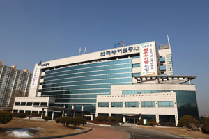 한국농어촌공사가 농어촌종합개발과 해외사업을 선도하여 행복한 농어촌을 주도하는 글로벌 공기업으로 거듭나기 위해 발로 뛰고 있다.