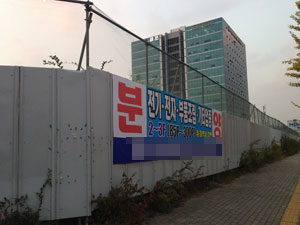 성서산업단지가 소규모 공장 건축붐이 불고 있지만 대부분이 미분양되는 등 주인을 잘 찾지 못하고 있다. 성서산단 내 곳곳에는 공장 분양을 알리는 플래카드가 걸려있다.