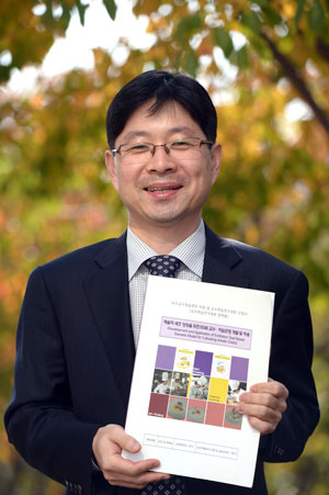 대구보건대 고범석 교수가 자신이 개발한 교수학습 연구대회 신청서를 들고 포즈를 취했다.