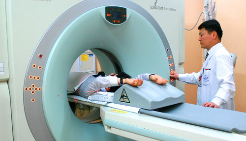 자기공명영상(MRI), 컴퓨터단층촬영(CT), 양전자방출단층촬영(PET) 등 최첨단 암 진단장비가 개발되고 있지만, 검진 비용이 비싸고 암 조직이 일정 이상 커졌을 때만 진단이 가능해 조기진단 기술 개발이 요구되고 있다. 매일신문 DB
