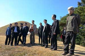 12일 문화재청 노중국 조사위원 등으로 구성된 현장 실사단 7명이 고령 지산동 가야고분군의 현황조사와 함께 현장을 둘러보고 있다. 고령군 제공
