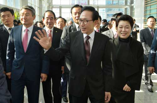 이명박 전 대통령이 13일 오전 퇴임 후 처음으로 부인 김윤옥 여사와 함께 고향인 포항을 방문, 시민과 공무원들의 환영을 받으며 포항시청으로 들어가고 있다. 이후 고향마을인 덕실마을, 죽도시장 등을 방문했다. 성일권기자 sungig@msnet.co.kr