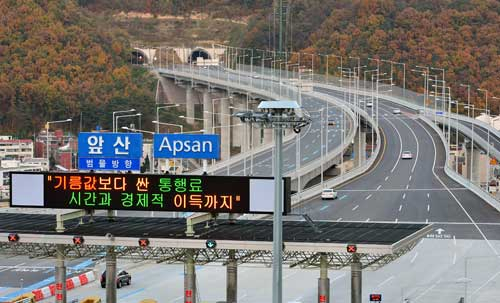 지난 6월 15일 유료로 개통한 앞산터널로는 최근에서야 통행량이 예측치의 37%에 이르렀다. 이달 7일 오후 한산한 모습을 보이고 있는 앞산터널로. 정운철기자 woon@msnet.co.kr