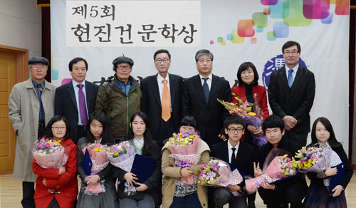 2013 현진건문학상 및 청소년문학상 시상식이 14일 대구시립 중앙도서관에서 열렸다. 이날 수상자들과 지역의 문인들이 함께했다. 김태형기자 thkim21@msnet.co.kr