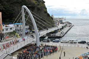 울릉도의 관문인 울릉여객선터미널이 새롭게 단장해 14일 문을 열었다. 사진은 터미널 입구로 연결된 길이 84.5m의 승객전용 고가다리인 울릉관문교 전경. 울릉군 제공