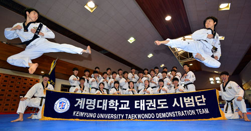 계명대 태권도 시범단이 13일 학교 태권도센터에서 시범을 보이고 있다. 정운철기자 woon@msnet.co.kr