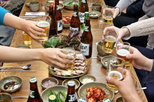연말이면 각종 모임에서 술을 먹는 일이 많아지는데 이때는 칼로리가 낮은 안주를 섭취해 체중과 건강을 관리하는 것이 좋다. 매일신문 DB