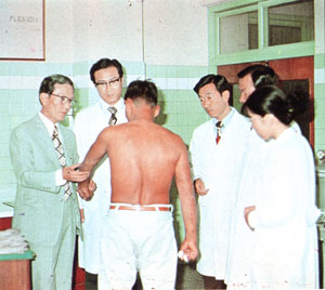 경북대에서 정년퇴임한 뒤 칠곡가톨릭피부과병원에서 나환자를 진료하고 있는 서순봉(사진 왼쪽) 교수. 바로 곁에 가운 입은 의사가 정상립 교수.