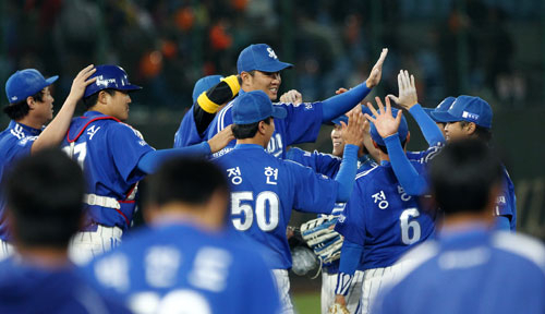 17일 대만 타오위안구장에서 퉁이를 연장전 끝에 누르고 조 1위를 확정한 삼성 선수들이 경기종료 후 마운드에서 하이파이브를 나누며 기뻐하고 있다. 삼성 라이온즈 제공