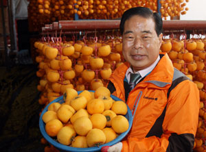상주 곶감건조장을 찾은 성백영 상주시장. 상주시 제공