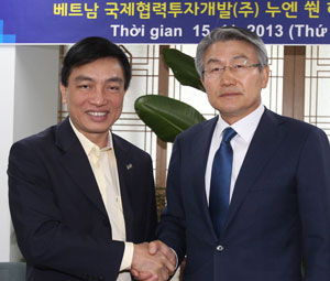 15일 박승호 포항시장과 누엔 쑤언 하이 베트남 국제협력투자개발㈜ 회장이 악수를 하고 있다. 포항시 제공