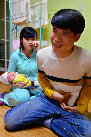 누엔 닷 탐(35) 씨가 대장암 수술 후 몰려오는 고통에 괴로워하고 있다. 옆에서 지켜보는 아내 푸 티 반(30) 씨는 남편의 고통에 눈물만 짓고 있다. 정운철기자 woon@msnet.co.kr