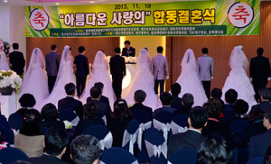 출소 후 어려운 환경으로 결혼식을 올리지 못한 7쌍의 부부를 위한 합동결혼식이 19일 대구 문화웨딩에서 한국법무보호복지공단 대구경북지부 주관으로 열렸다. 성일권기자 sungig@msnet.co.kr