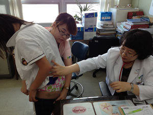 순천향대 구미병원 햇살아이지원센터 의료진이 학대로 의심되는 아동을 진료하고 있다. 순천향대 구미병원 제공