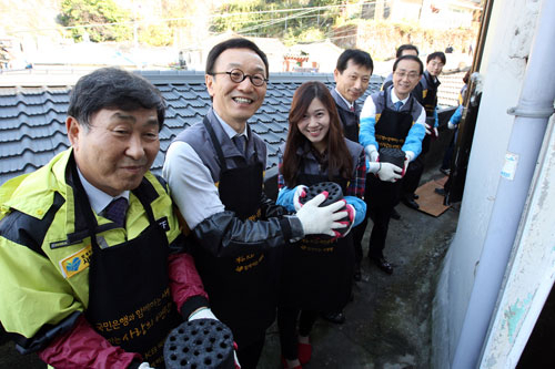 KB국민은행은 서민금융전담창구, 금융고충상담센터를 설치하고 다양한 사회공헌활동을 통해 고객들에게 다가가고 있다.