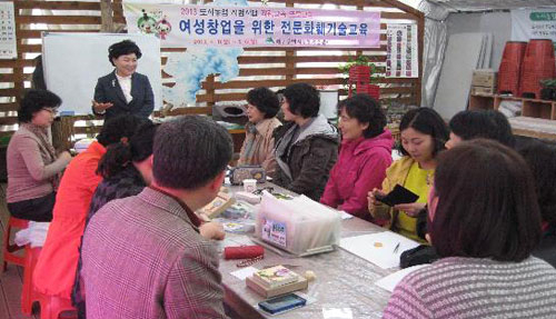 대구야생화눌림꽃연구회 회원들이 강사의 지도를 받으며 작품활동을 하고 있다.