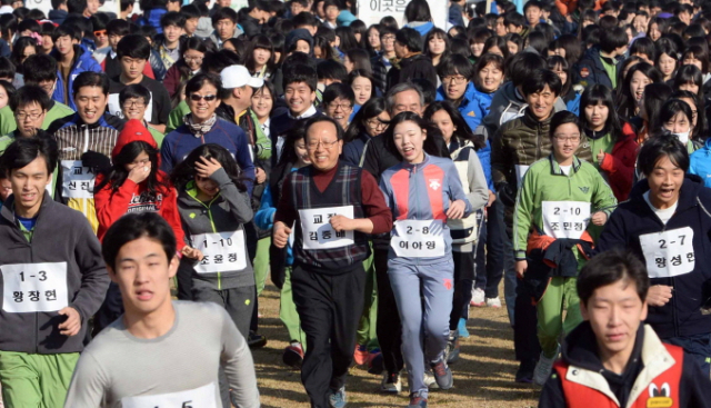 22일 오전 대구 신천 둔치에서 열린 사대부고 사제동행 마라톤대회에서 학생과 교사들이 함께 어울려 신나게 신천변을 달리고 있다.김태형기자 thkim21@msnet.co.kr